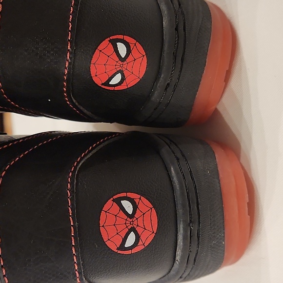 SPIDERMAN NEW LIGHTED HEELS WINTER BOOTS SIZE 8. - Picture 5 of 10